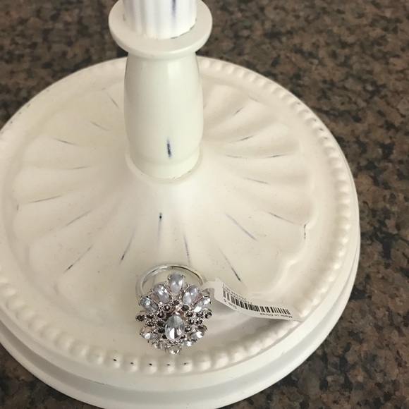 Banana Republic Statement Ring. Size 6. NWT - Picture 2 of 3